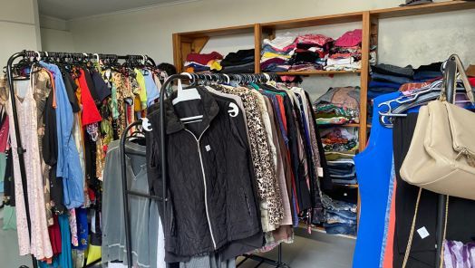Brechó da Casa da Acolhida oferece roupas de verão a partir de R$ 2 em Xanxerê