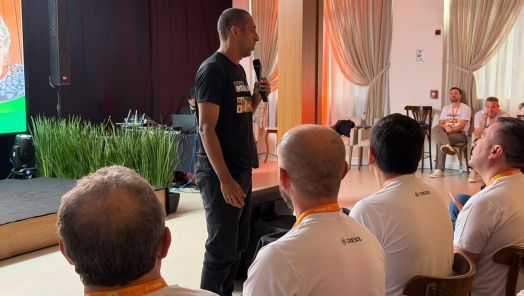 VÍDEO: Bicampeão olímpico Serginho compartilha histórias inspiradoras em evento da Cresol
