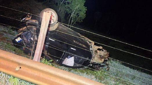 Jovem de 22 anos fica ferido após carro capotar na SC-157, em Coronel Freitas