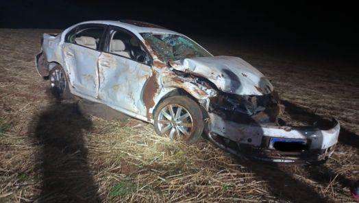 Passageiro é ejetado de Jetta durante capotamento na SC-480, em Xanxerê