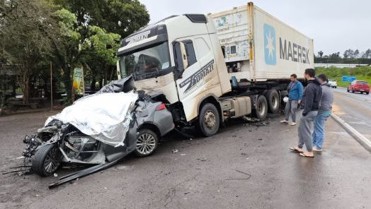 Colisão frontal entre carro e carreta mata jovem de 24 anos na BR-282, em Xanxerê