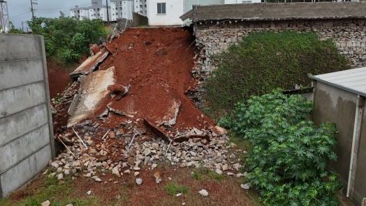 VÍDEO: Chuva causa alagamentos, danifica estradas e provoca desabamento de muro em Xanxerê