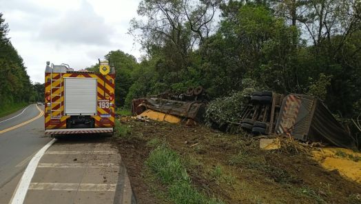 Carreta carregada com farelo de milho capota na BR-282 e motorista fica ferido em Catanduvas