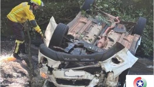 Carro sai da pista, capota em ribanceira e cai dentro de riacho em Abelardo Luz