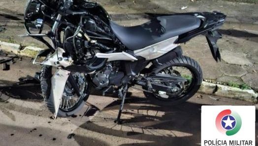 Motociclista sem habilitação fica ferido após colidir contra carro estacionado em Xaxim