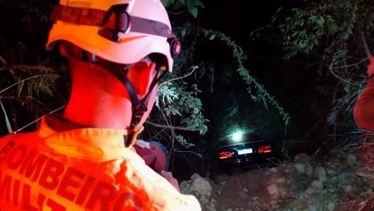 Jovem fica ferido após saída de pista e queda de veículo em Quilombo