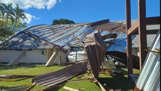 Ciclone em SC: ventos de quase 100 km/h causam destelhamentos e balançam carros e árvores