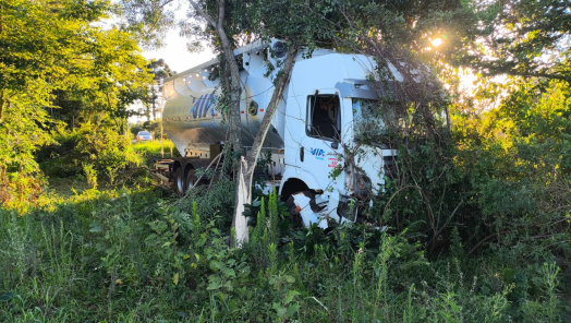 Caminhão sai da pista na SC-305 no Oeste e motorista sai ileso