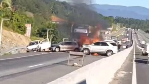 VÍDEO: grave acidente envolvendo diversos veículos provoca o bloqueio da BR-470