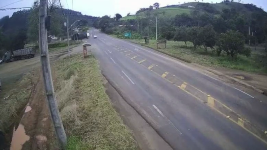 VÍDEO: Caminhão perde o controle, atravessa SC-155 e quase atinge carro em Seara
