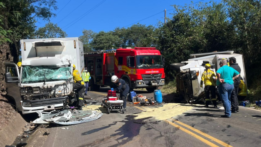 Acidente entre caminhões deixa feridos graves na SC-155, próximo a Xavantina