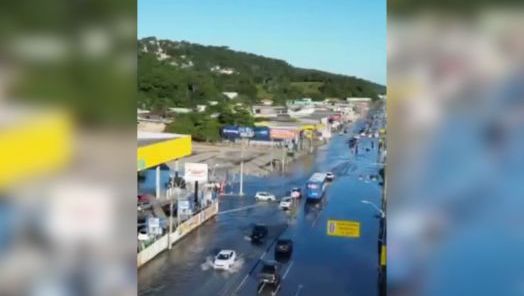 VÍDEO: A maré alta avançou sobre a SC-405, no Rio Tavares, em Florianópolis, e causou transtornos no trânsito 