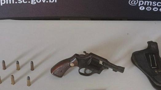 Arma de fogo é encontrada escondida em residência durante averiguação em Chapecó