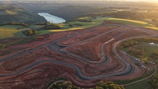 Obras do autódromo de Chapecó são apresentadas aos sócios do Automóvel Clube e imprensa