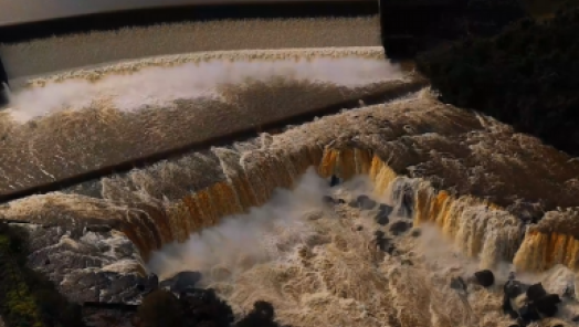 VÍDEO: barragem da Usina Hidrelétrica Ludeza transborda após fortes chuvas no Oeste de SC