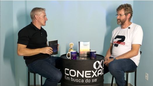 VÍDEO: mistérios e reflexões marcam entrevista com escritor em Chapecó