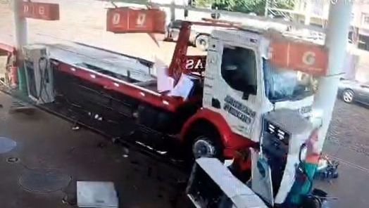 VÍDEO: Caminhão desgovernado atinge bombas de combustível em Formosa do Sul