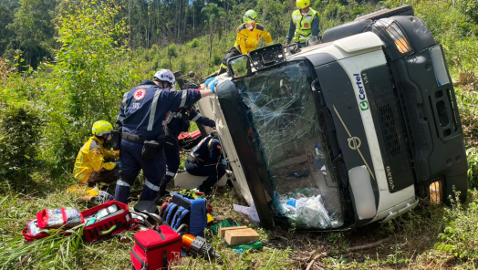 Caminhão cai em ribanceira e deixa quatro feridos no interior de Xaxim