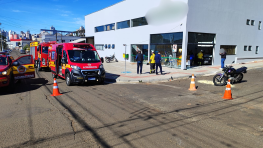 Carro invade loja após colisão com motocicleta em Chapecó