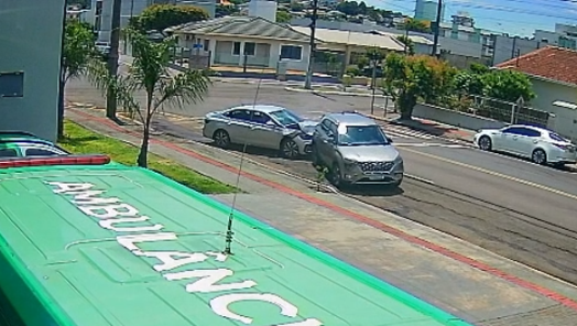 VÍDEO: menor de idade que conduzia veículo colide em carro estacionado no Centro de Xanxerê 