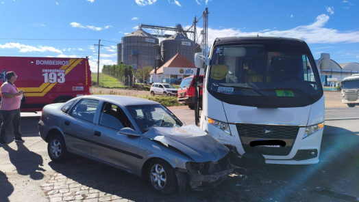 Colisão entre carro e micro-ônibus é registrada na BR-282, em Vargeão