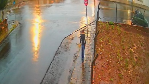 VÍDEO: Um registro de câmera de segurança mostram um homem retirando duas tampas de alumínio de uma lixeira