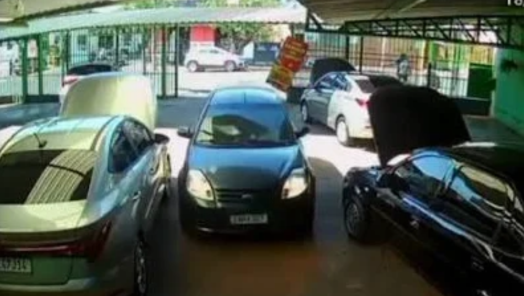 VÍDEO: Motorista perde o controle, invade loja e “estaciona” perfeitamente entre dois carros