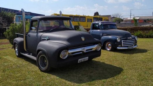 Um apaixonado por carros antigos e seus dois amores: Bandida e Gabriela