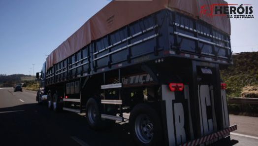 ﻿VÍDEO: Carreta arqueada chama a atenção por onde passa