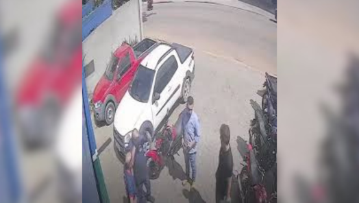 VÍDEO: Homem vai de carro a estabelecimento e volta para casa com moto de desconhecido por engano