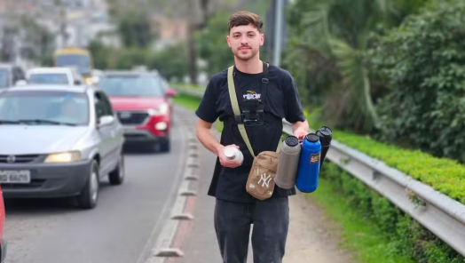 Jovem vende café em semáforo de Lages para ocupar a mente e superar vício em bets