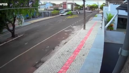 VÍDEO: Veículo da Vigilância Epidemiológica de Xanxerê capota após uma colisão registrada na manhã desta segunda-feira (19) 