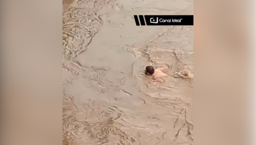 VÍDEO: duas pessoas pulam no Rio do Peixe, em Videira, desafiando forte correnteza