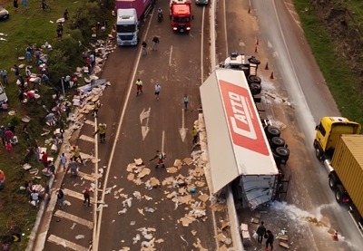 Carga na BR-282: foi saque ou estava liberada após o acidente?