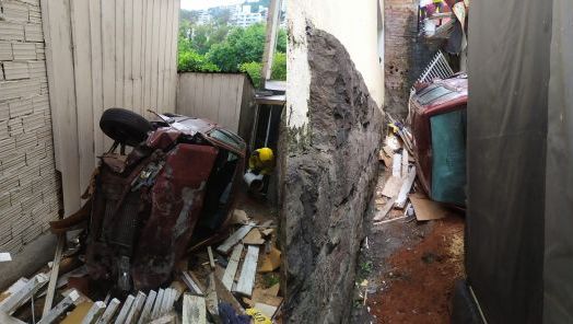 Carro invade residência e deixa motorista ferido em Joaçaba