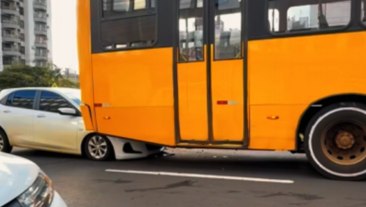 VÍDEO: colisão entre carro e ônibus é registrada na Avenida Fernando Machado em Chapecó 