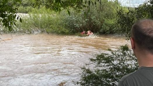Homem é resgatado de correnteza no Rio Chapecó, em Abelardo Luz