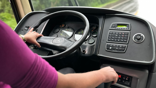 VÍDEO: Cada vez mais as mulheres estão ocupando lugares atrás do volante de caminhões e ônibus e esse é o caso da Marinês