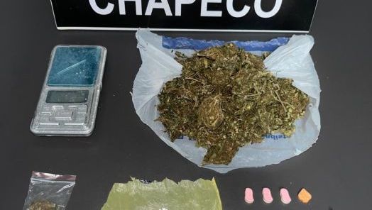 Tráfico por “tele entrega”: operação policial prende três em flagrante em Chapecó