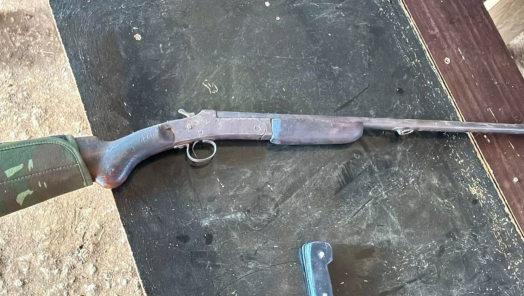 Homem é preso por posse irregular de arma de fogo após denúncia de ameaça 