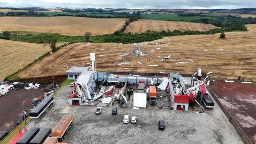 Imagens mostram antes e depois do tornado que atingiu a Coopertrax em Xanxerê