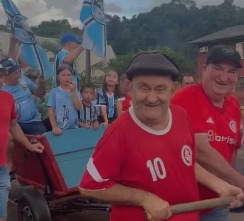 VÍDEO:&nbsp; Torcedores do Internacional puxam carroça com gremistas