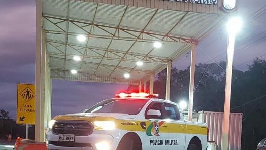 Homem com mandado de prisão é detido após tentar fugir durante fiscalização na SC-480, em Galvão