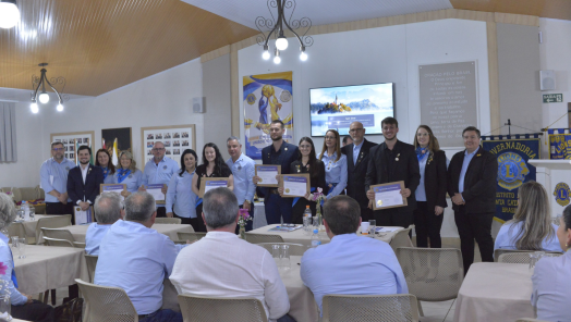 Lions Clube de Xaxim entrega R$ 40 mil à Rede Feminina e empossa novos associados