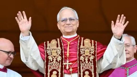 Papa Leão XIV apresenta melhora após cirurgia no pulmão e retoma atividades no hospital