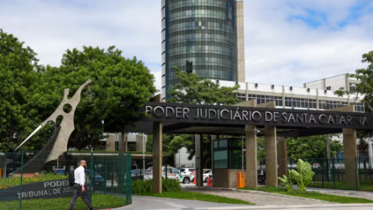 Justiça condena Estado de SC por colocar vítima de violência doméstica na mesma viatura que o agressor