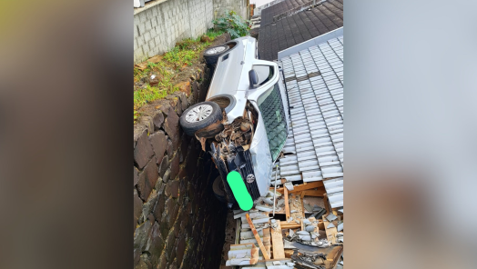 Saveiro desgovernada bate em muro e cai sobre residência em Chapecó