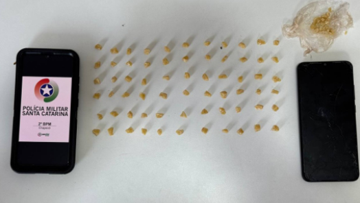 PM prende quatro pessoas e apreende drogas em diferentes ocorrências em Chapecó