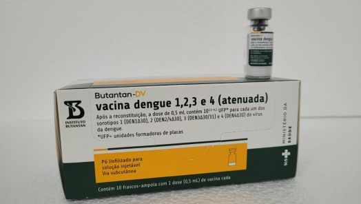 Santa Catarina inicia distribuição de vacinas contra a dengue a profissionais de saúde