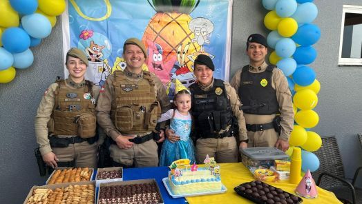 Policiais Militares realizam visita surpresa para aniversariante de quatro anos